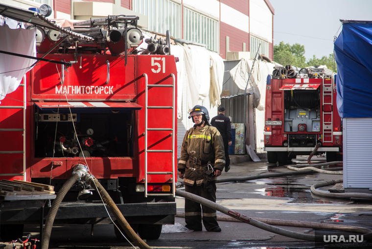 Пожар на Центральной городской ярмарке. Магнитогорск, пожарная машина, огонь, полицейский, цгя