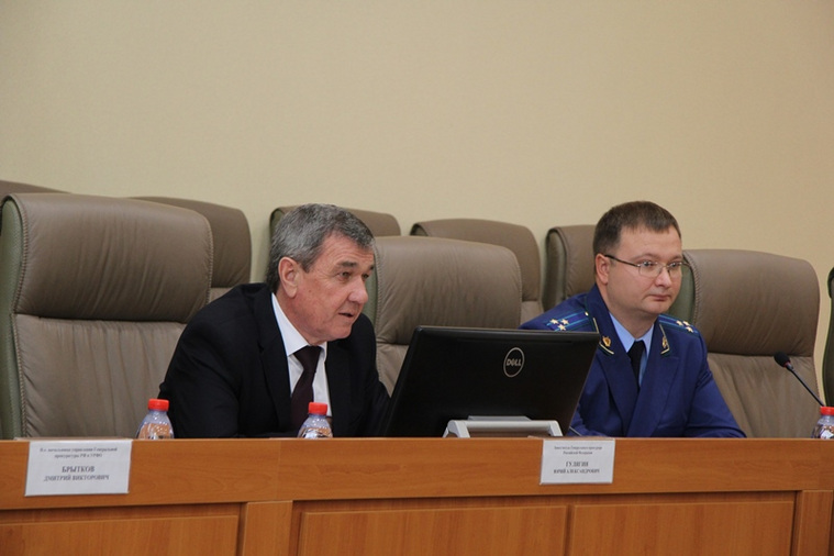Владислав Московских (на фото — справа) был представлен коллективу прокуратуры Тюменской области