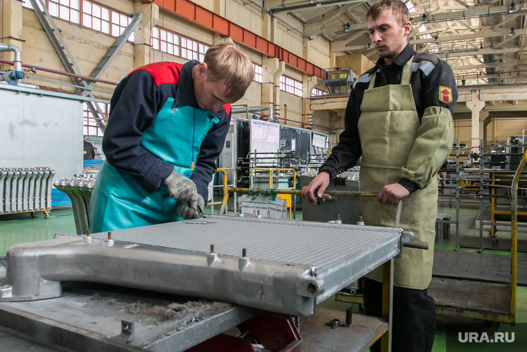 Шадринский Автоагрегатный завод (ШААЗ). Шадринск, рабочие в цехе, производственный процесс, производство радиаторов