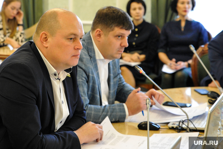Вопрос о состоянии дел на пивзаводе «Очаково» задал депутат Артем Зайцев (на фото слева)