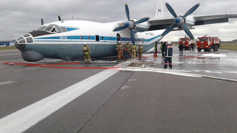 Аварийный Ан-12 заблокировал ВПП аэропорта Кольцово