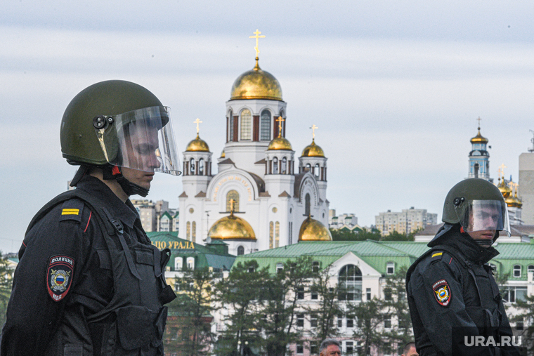 Третий день протестов против строительства храма Св. Екатерины в сквере около драмтеатра. Екатеринбург, город екатеринбург, храм на крови, омон