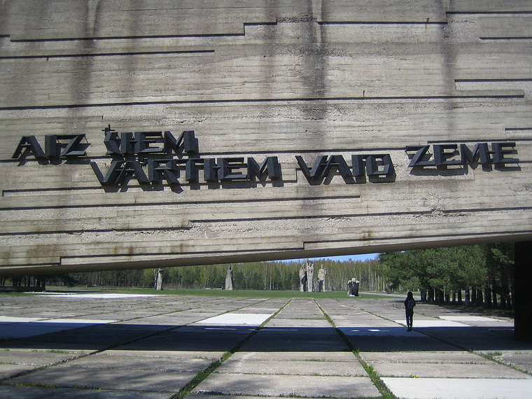 На месте концлагеря Саласпилсе установлен мемориал жертвам фашистов