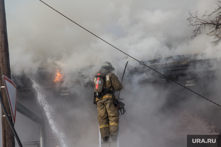 Пожар памятника архитектуры по ул. Семакова 8. Тюмень, мчс, дым, пожар, огонь