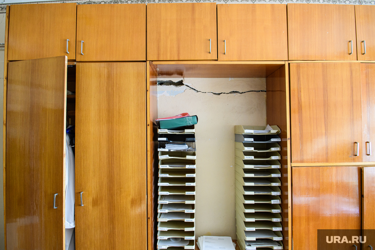 За этим шкафом кабинет главного врача, но уже год туда никто не заходил — помещение сильно повреждено.