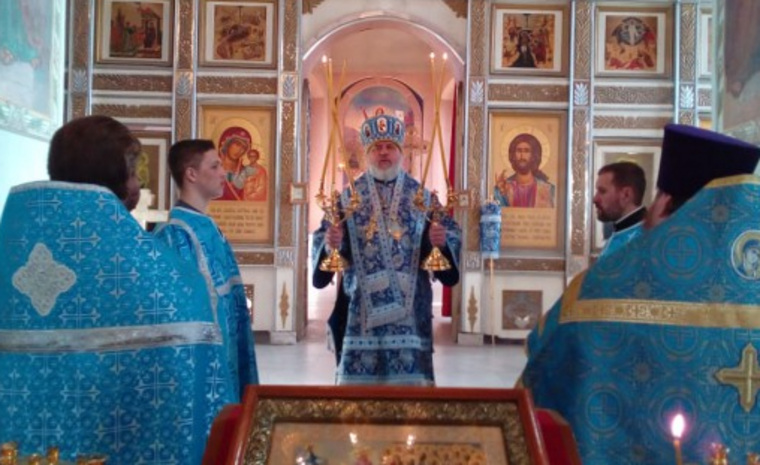 Епископ Пармен (в центре) уволил священника, выступившего против его действий