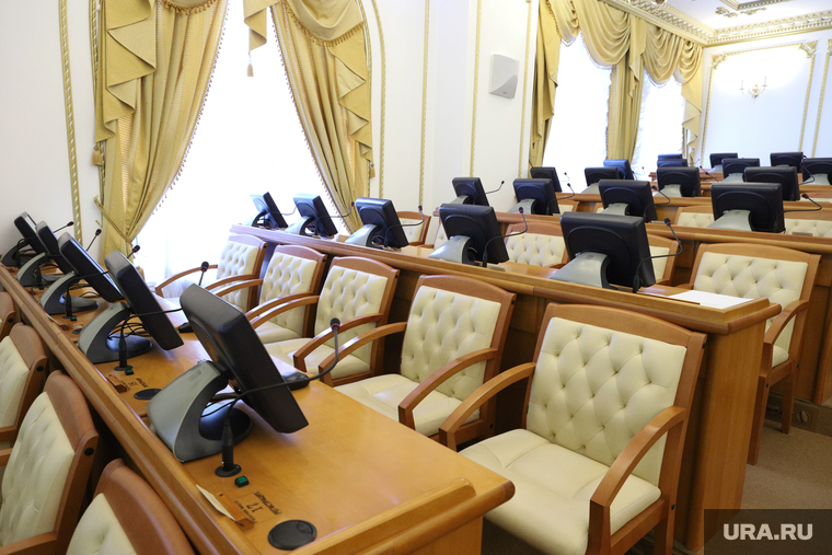 Внеочередное заседание Думы. Курган, пустой зал, зал правительства, пустые кресла, депутаты в отпуске
