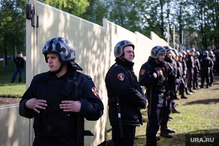 Протесты против строительства храма Св. Екатерины в сквере у театра драмы.
Екатеринбург, росгвардия, оцепление, забор, сквер на драме