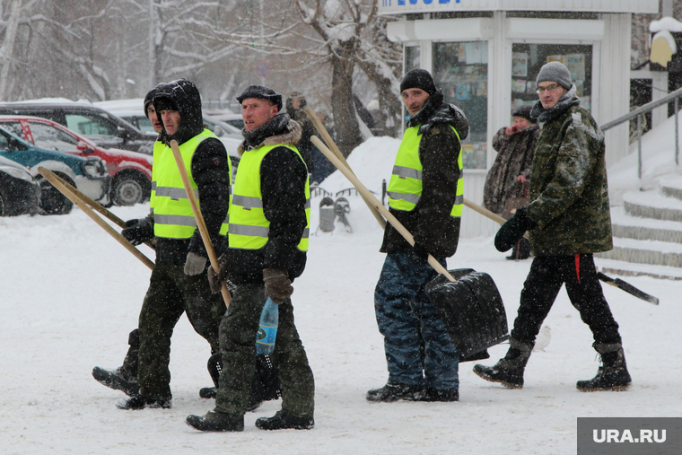 Уборка города от снега
Курган, лопаты, дворники, уборка снега