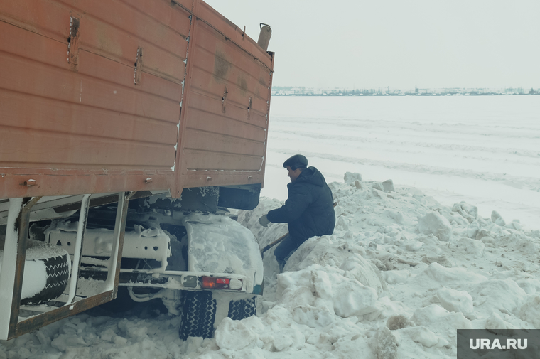 ДТП на трассе зимой. Челябинск, сугроб, снег, камаз, зима, дтп, метель, авария, кювет