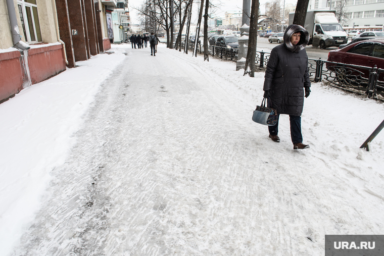 Уборка города после снегопада. Екатеринбург, зима, скользкий тротуар, непогода, гололед