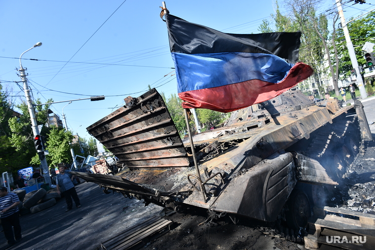 Мариуполь. Мародерство и пожар в поспешно оставленной военными воинской части. Украина, флаг донбасс, бронетехника