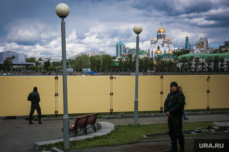 Шестой день протестов против строительства храма Св. Екатерины в сквере около драмтеатра. (внутри сквера) Екатеринбург, храм на крови, город екатеринбург, забор, сквер на драме