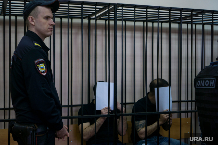 Суд над бандой Ровшана Ленкоранского в Нижнем Тагиле. Нижний Тагил, решетка, обвиняемый, скамья подсудимых, судебный пристав, задержанный, закрывает лицо, подсудимый