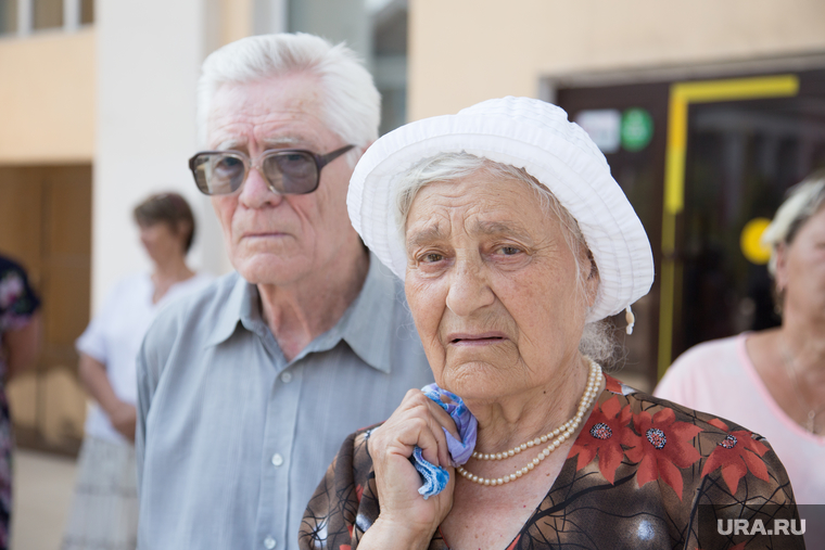 Митинг КПРФ против действующей власти и пенсионной реформы. Курган, бабушка с платочком, пенсионеры
