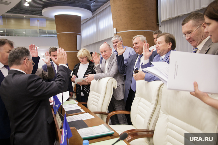 Заседание правительства. Пермь, депутат, поднятые руки, голосование, законодательное собрание
