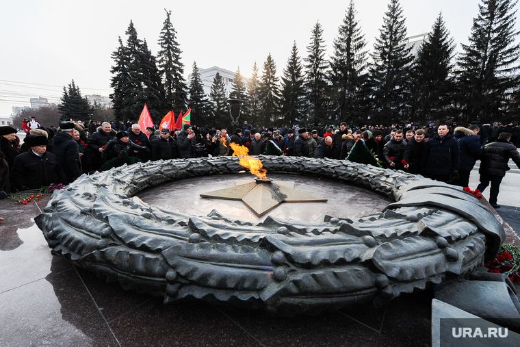 Возложение цветов к Вечному огню в честь 100-летия Красной армии. Челябинск, вечный огонь