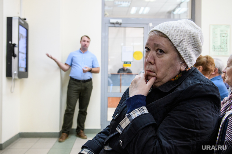 Презентация городского смартфона. Екатеринбург, пенсионер, задумчивость, пенсия, пенсионный возраст, пенсионная реформа, женщина в возрасте, городской смартфон, пособие, обещания, обучение пенсионеров