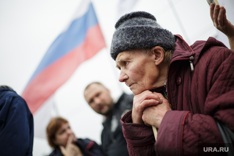 Митинг против повышения пенсионного возраста. Пермь, пенсионерка, флаг, митинг, триколор, пенсионная реформа