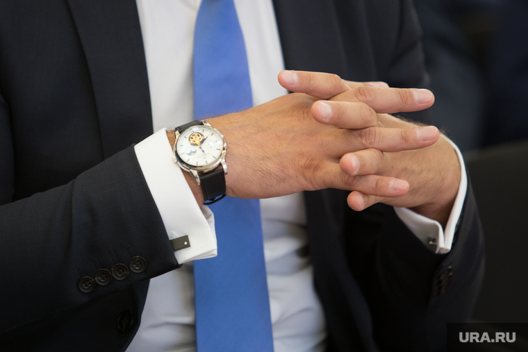 Прием Губернатором
Курганской области по
итогам выборов
Президента Российской
Федерации 8 марта 2018 г. Курган, руки в замок, часы на руке