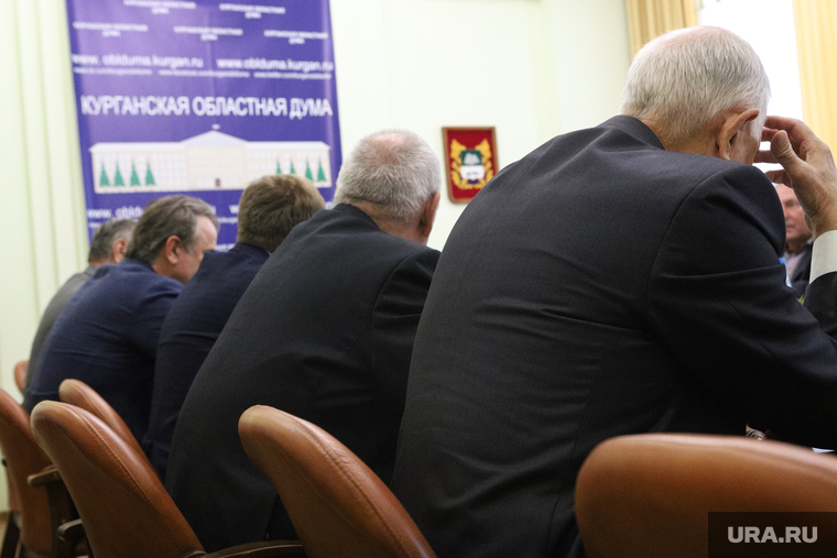 Заседание комитета по бюджету, финансовой и налоговой политике. Курган, депутат, чиновники, совещание, обсуждение, политика, решение, собрание, рассмотрение, спины чиновников, Принятие закона