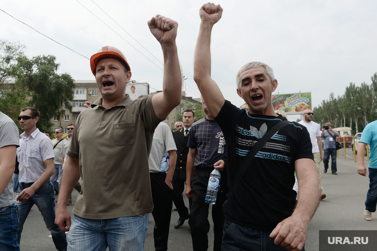 Шествие шахтеров Донбаса в поддержку ДНР. Расстрелянные авто. Донецк. Украина, шествие шахтеров, шествие, кулак вверх