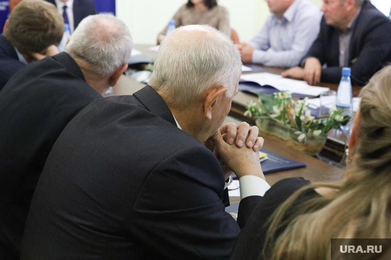 Заседание комитета по бюджету, финансовой и налоговой политике. Курган, депутат, чиновники, совещание, обсуждение, политика, решение, заседание, собрание, рассмотрение, спины чиновников