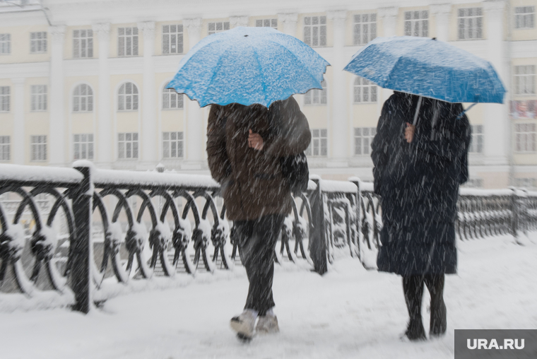 Сильный снегопад в Екатеринбурге, снег, зима, зонт, непогода, метель