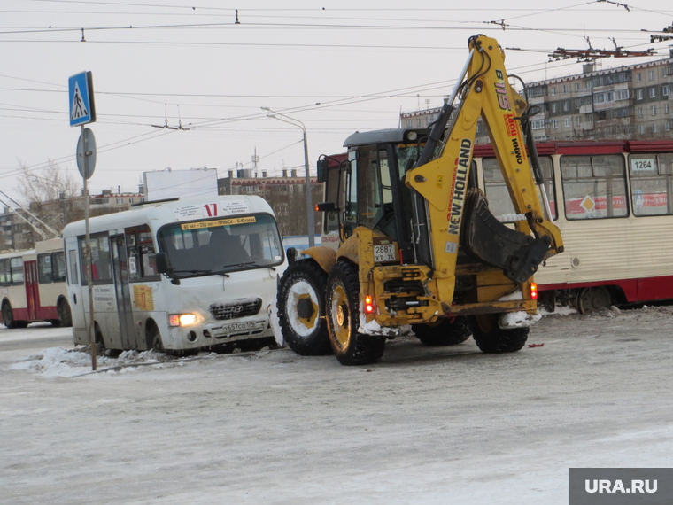 Последствия снежного шторма в Челябинске , трактор, автобус, трамвай