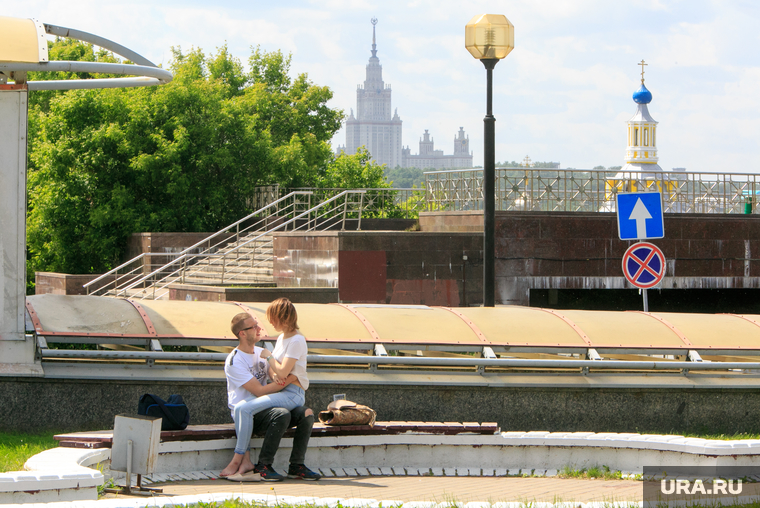Виды Москвы. Воробьевы горы, Андреевская набережная, влюбленные, мгу, свидание, город москва, пара обнимается