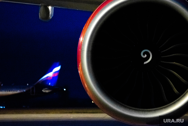 Флагманский самолет Boeing 777-300ER авиакомпании «AZUR air». Екатеринбург, воздушное судно, турбина, двигатель, триколор, флаг россии, пассажирский самолет, ночь, авиаперевозки
