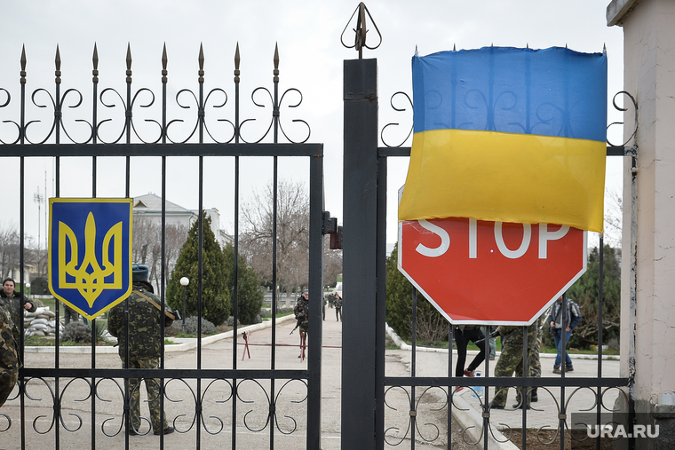 Неопознанные войска в Крыму. Украина. Севастополь, дорожный знак, стоп, ворота закрыты, флаг украины