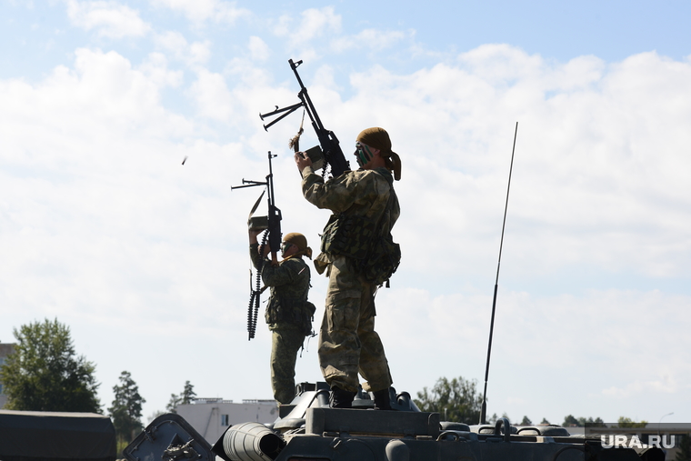 День 90-й гвардейской танковой дивизии в Чебаркуле, боевые действия, армия, оружие, война, показательные выступления, пулеметчики, солдат