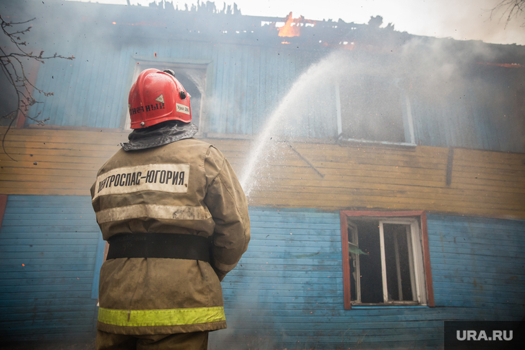 Пожар в расселенном доме, в поселке Солнечный. Сургут, пожар, огонь, тушение пожара, центроспас-югория