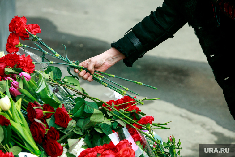 Акция памяти погибших при пожаре в Кемерове в ТЦ "Зимняя вишня". Кемеровское постпредство, Москва, возложение цветов, траур, гвоздики, цветы, память