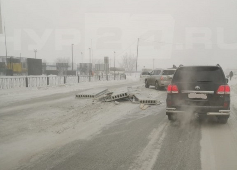 Выпавший груз создал автомобилистам серьезную помеху