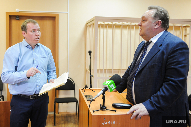 Сергей Сушков (справа) рассказал, как принималось решение о выделении субсидии
