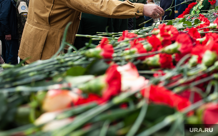 Празднование Дня Воздушно-десантных войск. Екатеринбург, гвоздики, возложение цветов