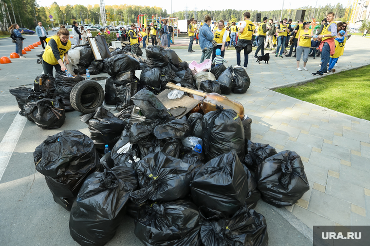 Микрорайон «Светлый» проект TEN, trashtag челлендж. Екатеринбург, мусор, человек, люди, участники, отходы, уборка территории, мусорный пакет