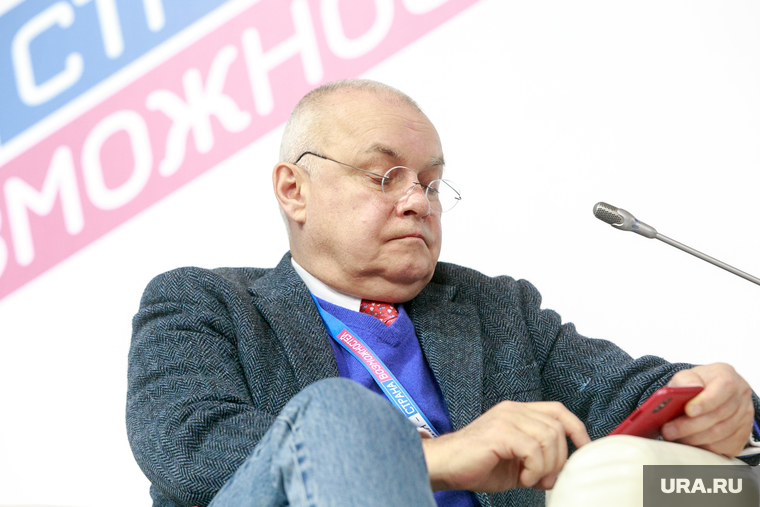 Всероссийский форум "Россия страна возможностей", первый день. Москва, портрет, смотрит в телефон, киселев дмитрий, можно