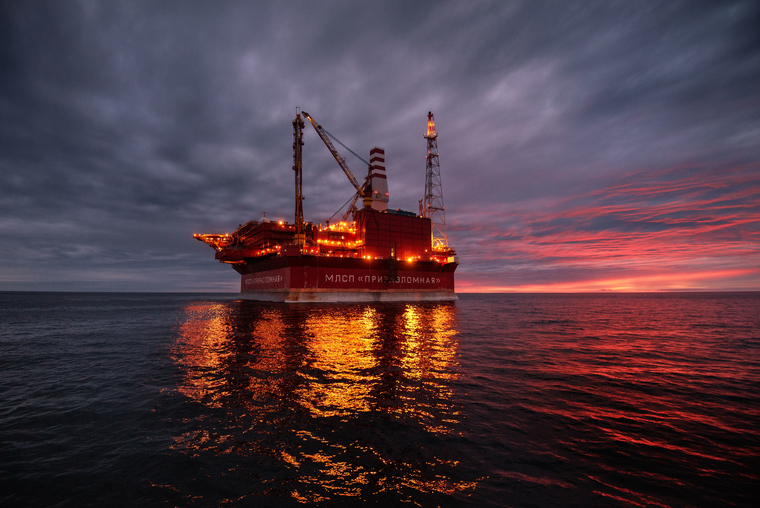 Открытая лицензия на 30.07.2015. Добыча нефти и газа, море, нефтедобыча, закат, нефтяная платформа, печорское море