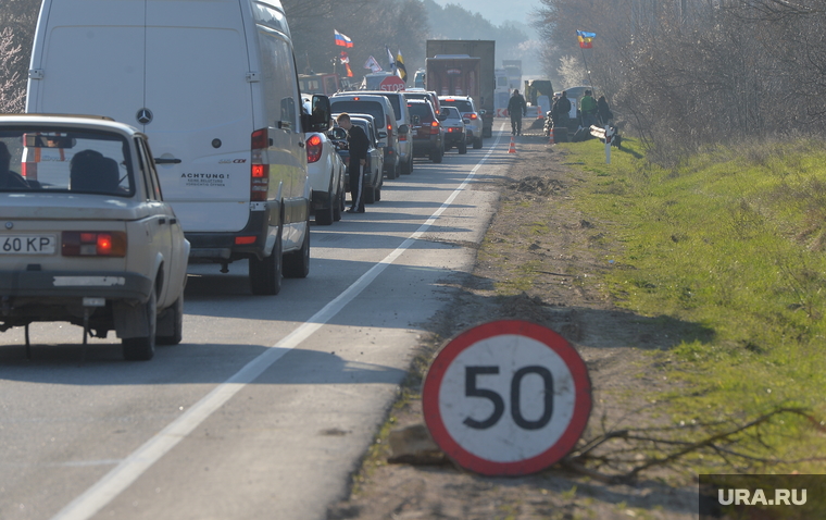 Крым. День перед референдумом., пробка, шоссе, трасса, знак ограничения скорости