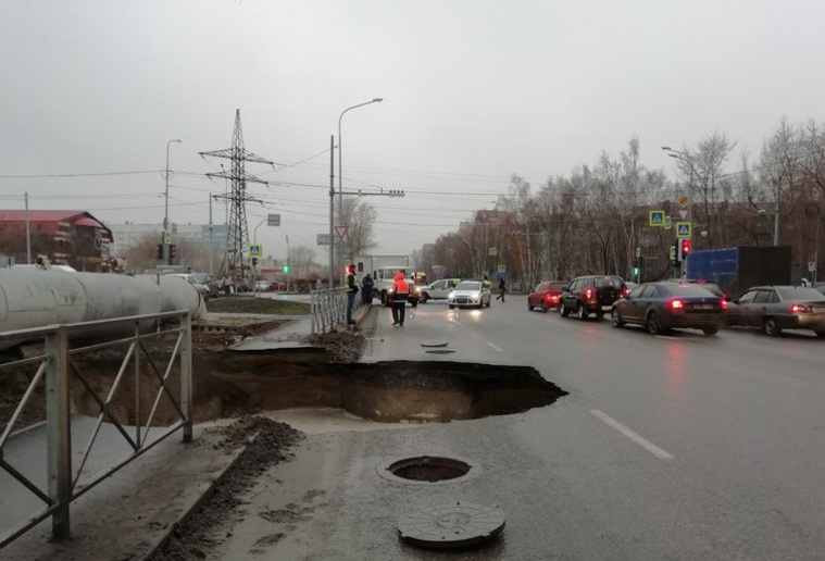 Огромная яма заняла одну полосу улицы