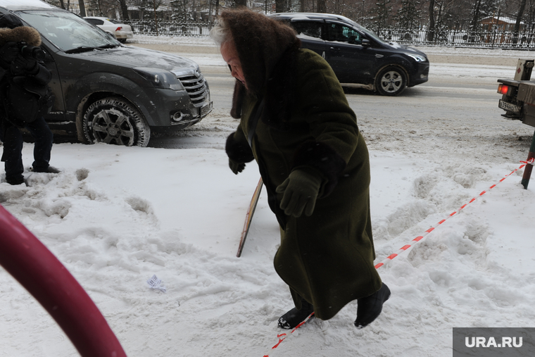 Снятие несоответствующих дизайн-коду вывесок на гостевых маршрутах. Челябинск, снег на тротуаре, пенсионерка, пешеход, бабушка, неубранные от снега тротуары, затрудненное движение