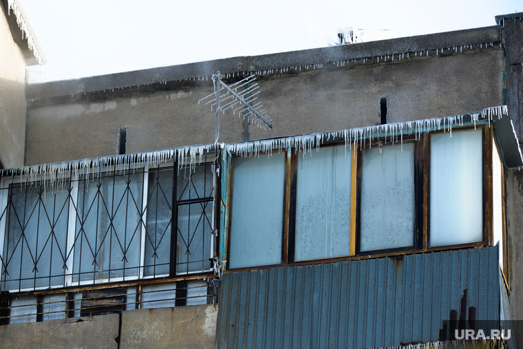 ЖКХ. Челябинск, сосульки, зима, балкон, антенна, мороз