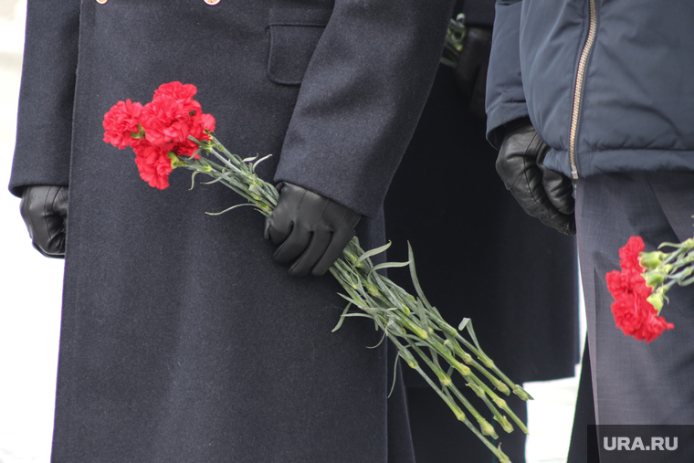 Митинг посвященный 30-летию окончания выполнения боевой задачи советских войск в Афганистане. Курган, гвоздики, цветы в руке