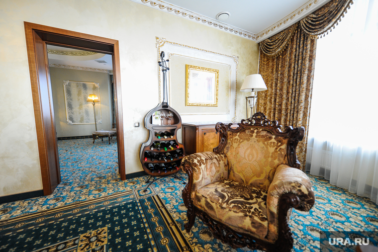 Будущие гостиницы к саммитам ШОС и БРИКС. Челябинск, президентский номер, апартаменты, бар, кресло, гранд-отель видгоф, гостинная комната, винная стойка, гостиничный номер