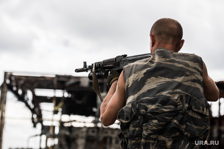 Донецкий аэропорт: старый терминал., военные, ополченец, солдат