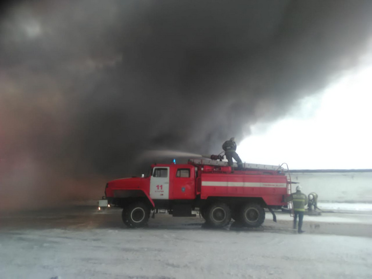 Пожар тушат восемь единиц техники и 32 человека личного состава