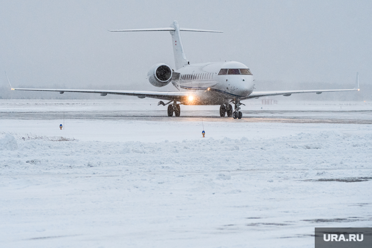 Аэропорт "Кольцово" во время снегопада. Екатеринбург, снег, аэропорт, нелетная погода, зима, непогода, впп, взлетно-посадочная полоса, взлетное поле